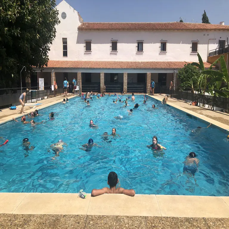 Albergue - Instituto Internacional de Idiomas Piscina1